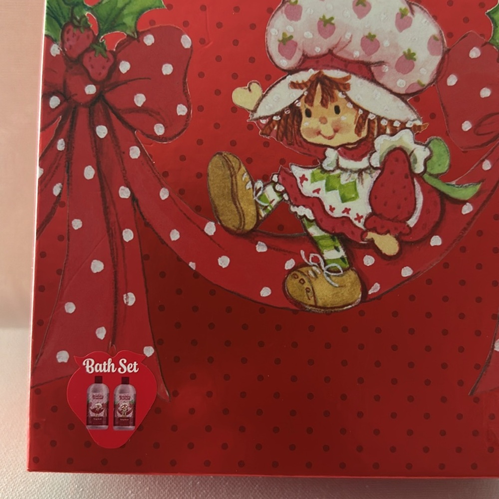 Strawberry Shortcake Bath Setof Body Wash and body Lotion in 10 Fl. Oz. Bottles. - Picture 2 of 5